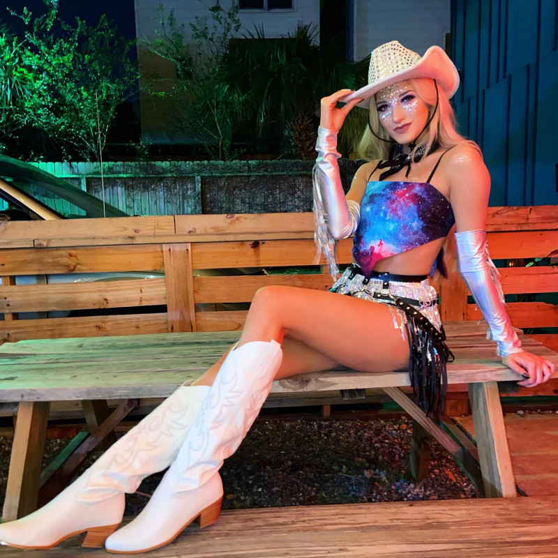 Hot Space Outfit For Adult Girls Inspired By Cowgirl Fashion: Cowgirl Costume  