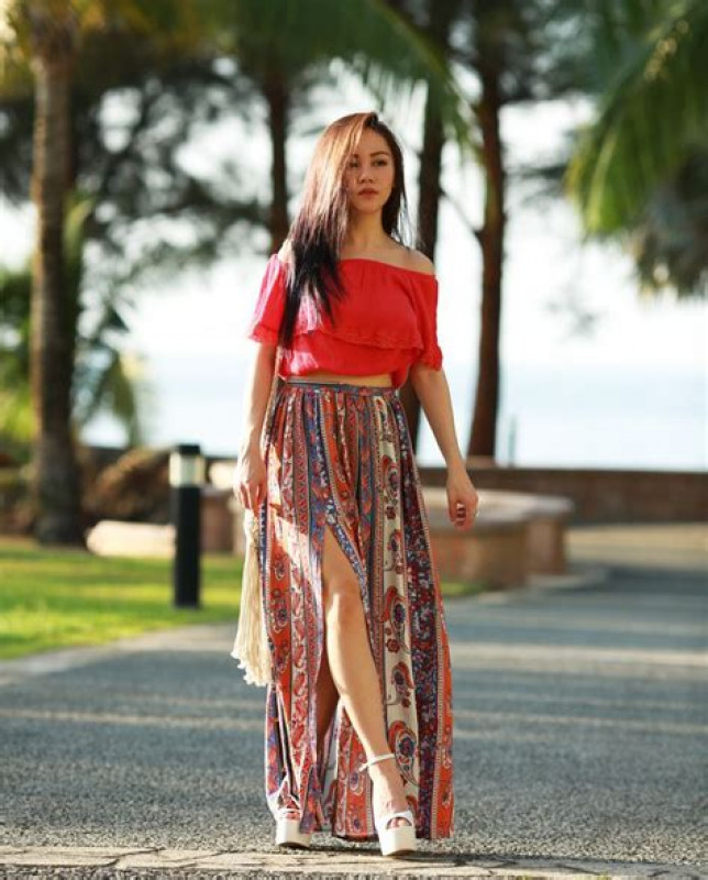 Resort Outfit Ideas For Girls With Crop Top & Slit Maxi Skirt: 