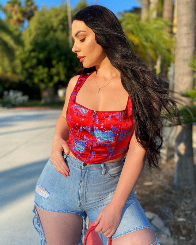 Viktoria Kay Latest Instagram Pictures: Viktoria Kay,  Casual Outfits,  Red top  