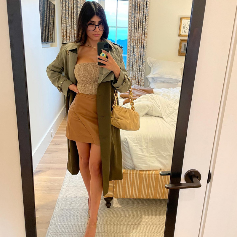 Mia Khalifa Mirror Selfie In Casual Winter Outfit: Selfie Poses For Girls,  party outfits  