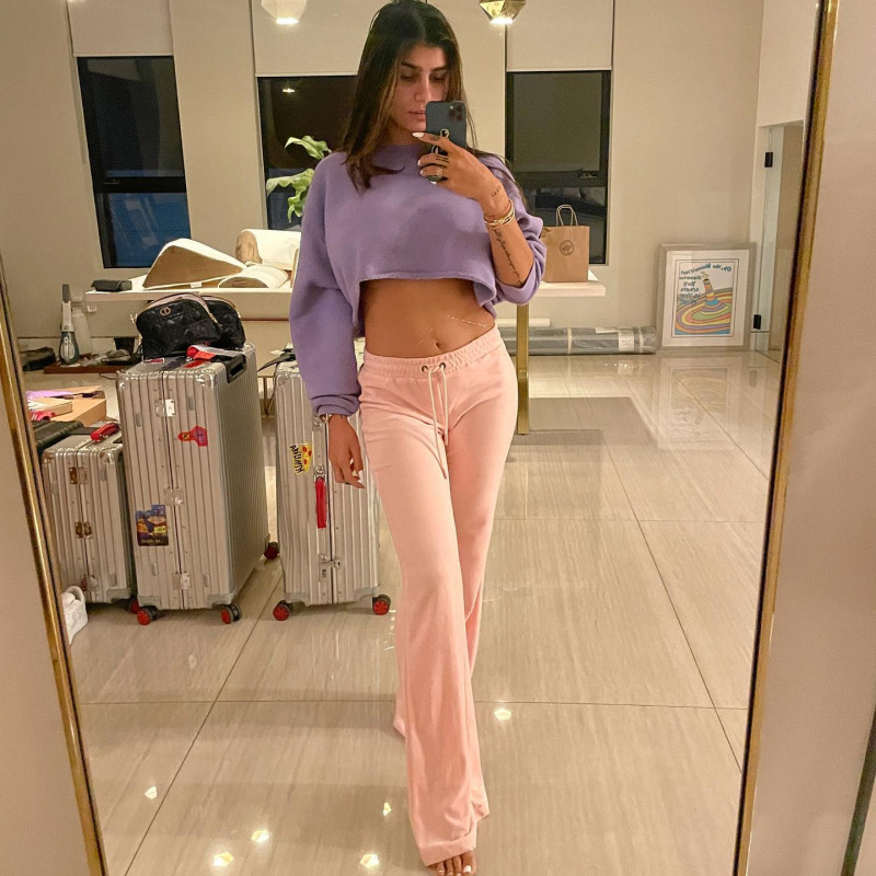 Selfie By Mia Khalifa In Purple Cropped Sweatshirt & Pink Pajama: Selfie Poses For Girls  