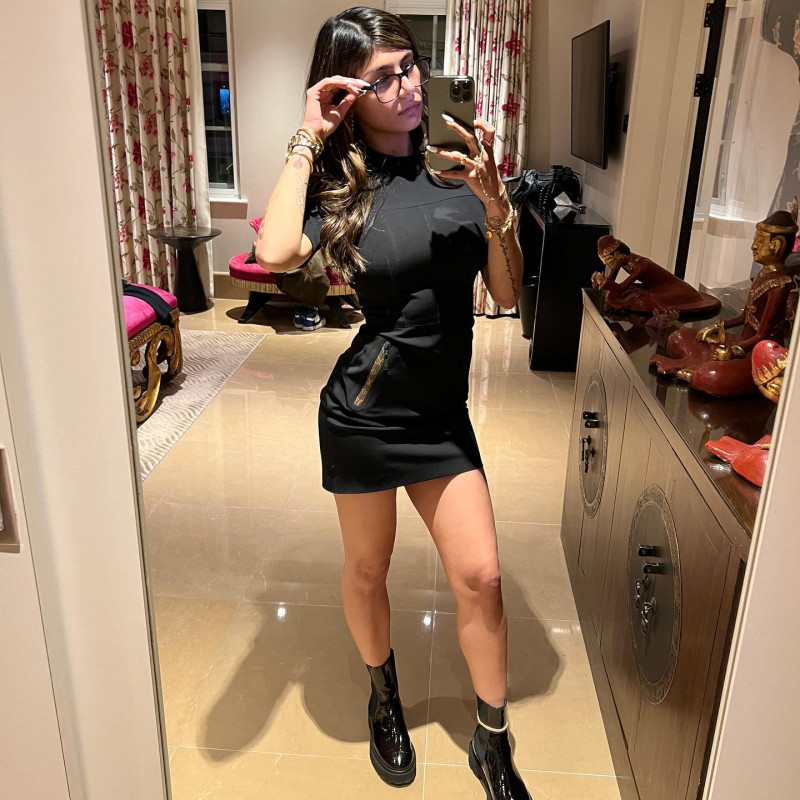 Mia Khalifa Took Mirror Selfie Holding Her Specs: party outfits,  Selfie Poses For Girls  