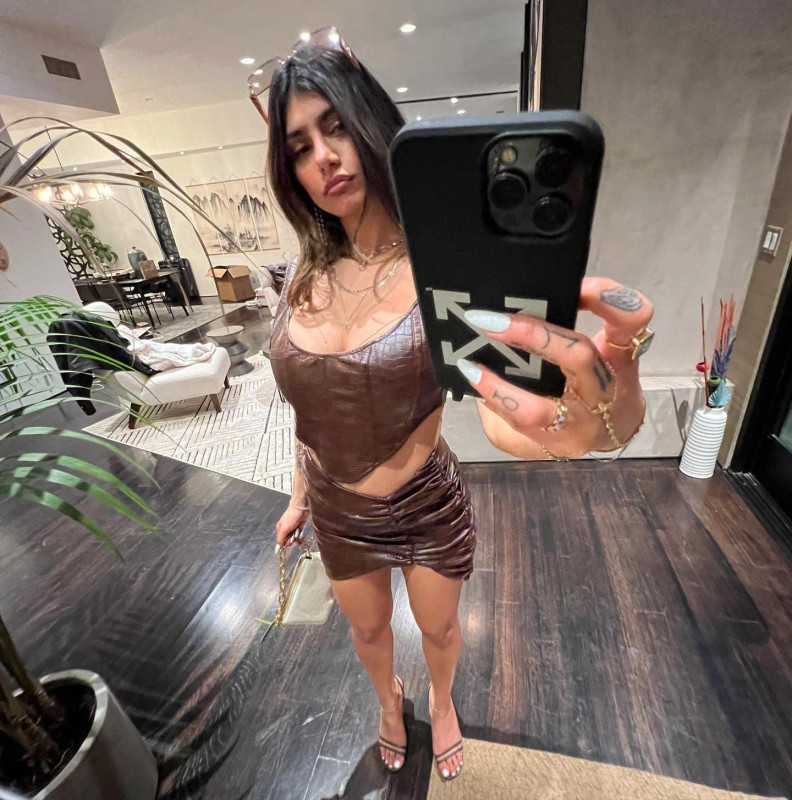 Cute Selfie Pictures Mia Khalifa: Selfie Poses For Girls,  party outfits  