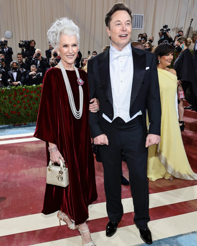 Elon Musk at the Met Gala 2022 with his mom: 