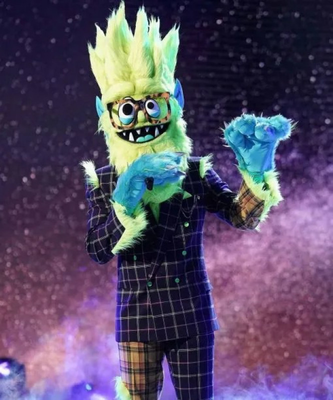 The Masked Singer S02 Victor Oladipo Checkered Coat: 