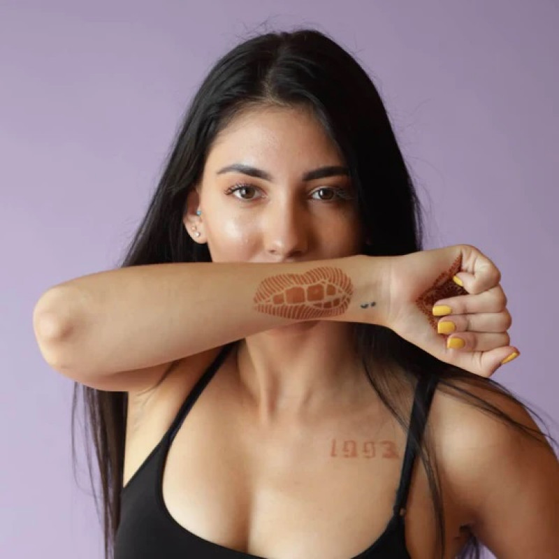 Lips & Luck Henna Tattoo Stencil: 