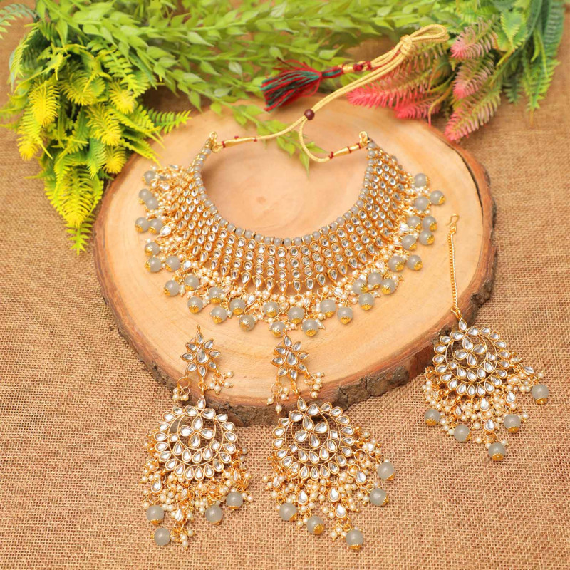 Grey colour choker kundan necklace set with tikkas for women: 