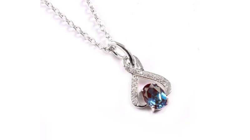 Make Your Outfit Stylish with Alexandrite Pendant: 