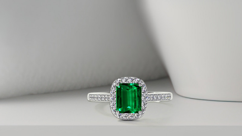 Emerald Ring with Diamonds: A Timeless Jewelry for Women: 