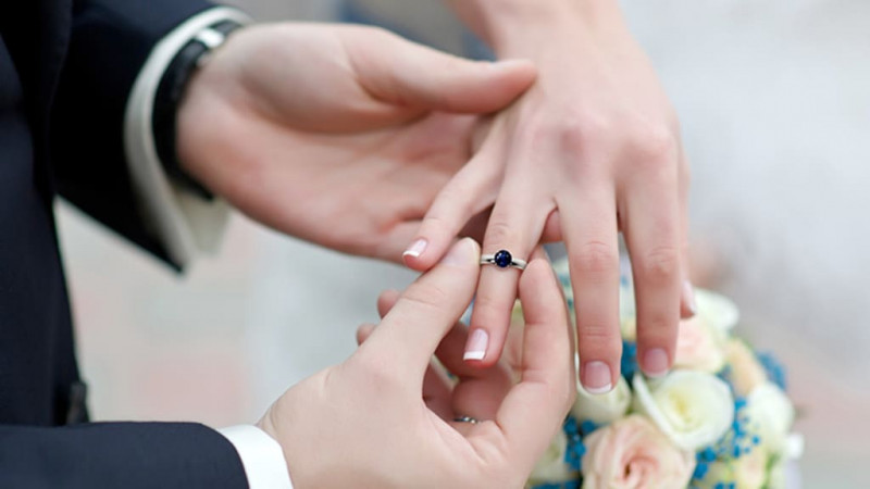 Sapphire Wedding Rings: A Gift from Relatives That Symbolizes Love and CommitmentSapphire wedding rings are a gift from relat: 