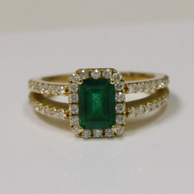 Emerald Diamond Halo Ring with Round Diamonds (1.62cttw): 