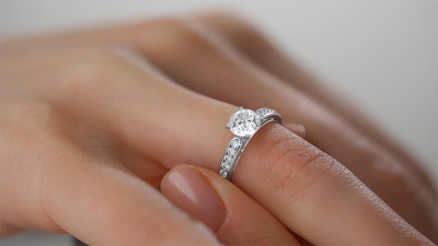 When Should Take Off Your Wedding / Engagement Ring: 