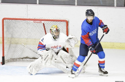 Dad plays luge, son plays national ice hockey Rich man chasing Olympic dream: 