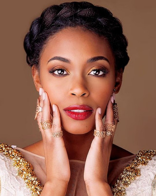 Transform Your Look with Bundles and Wigs: 