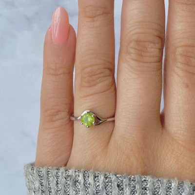 Enchanting Dainty Peridot Ring: 