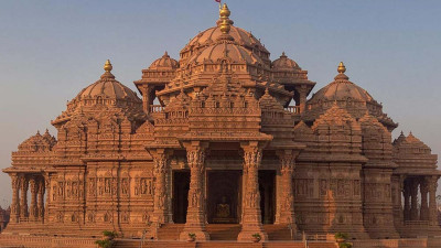 Which is the famous temple of Delhi?: 
