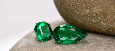 Emerald vs. Sapphire: Which Gem Is Better for Mental Clarity: 