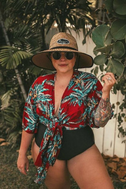 Sizzling vacation outfit for plus size, v-neck top, shorts, trendy beach holidays costume: Beach outfit  