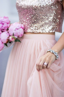 Sequin top and tulle skirt outfit, wedding dress, crop top: 