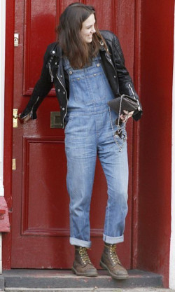 Outfit ideas keira knightley dungarees, street fashion, denim overalls, black leather jacket, winter outfits: DENIM OVERALL,  Black Leather Jacket  