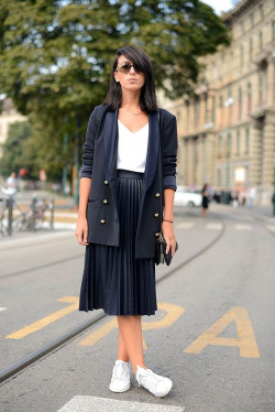 Black midi skirt outfit with blazer, street fashion, pleated skirt, cool winter fashion, casual dresses: 