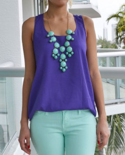 Purple and green outfit inspiration with jeans: 