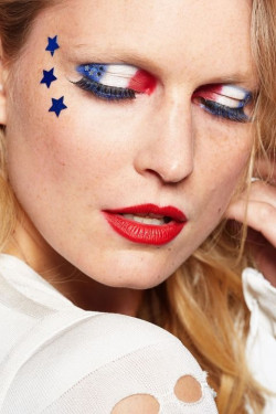 Flag Design On Eyes Makeup Ideas For 4th July: 