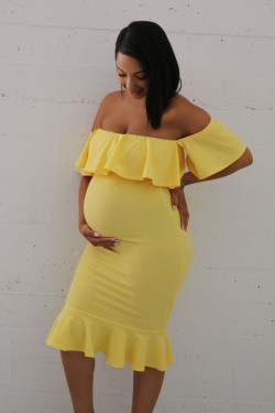 Yellow look inspiration with sheath dress for maternity photoshoot plus size: 