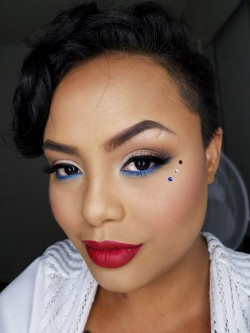 Minimal Makeup Look For Fourth of July America Independence Day: 
