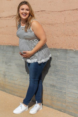 Plus size maternity outfit inspiration with jeans: 