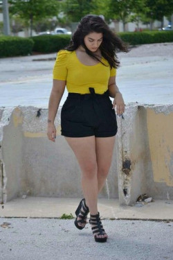 Instagram fashion petite curvy girls plus-size clothing, lace up short: 