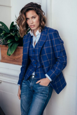 Femboy look inspiration with jeans, shirt, blazer: 