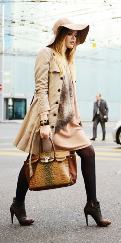 Beige and black style outfit with coat, trench coat: 