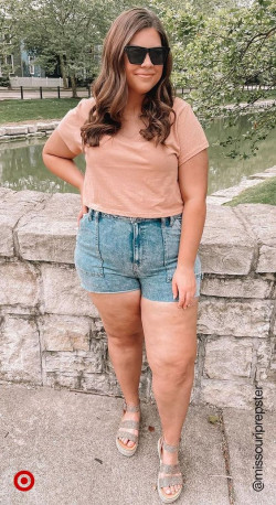 Aesthetic Plus Size Shorts Outfits Ideas: Plus size outfit  