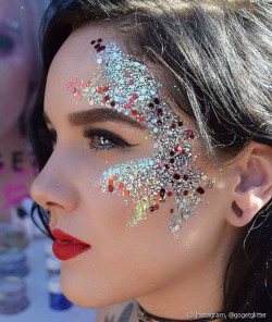 Glitter eye makeup look for independence day: 