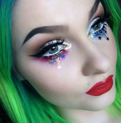 Green hairstyle and flag color eye makeup look: 