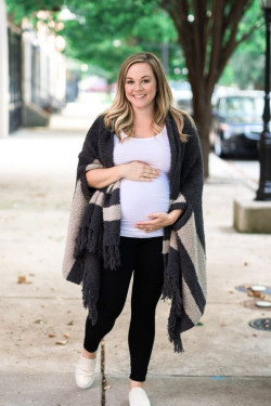 Casual plus size pregnancy outfit ideas with black jeans: Maternity clothing  
