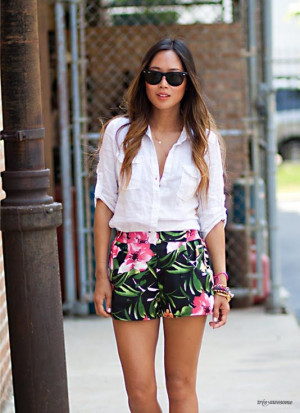 Casual Short, Floral Shorts Ideas With Beige Cropped Blouse, Fashion Model |
