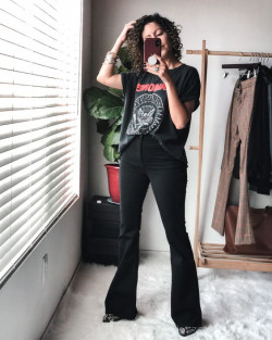 Band shirt and flare jeans: 