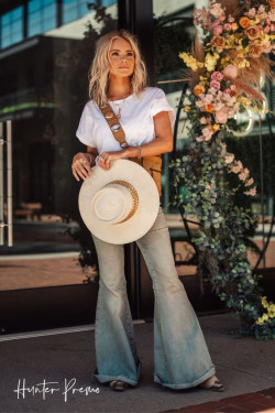 Ivory and white classy outfit with t-shirt: 