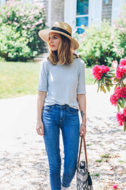 White and blue look inspiration with jeans, tartan, t-shirt: 