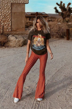 Latest teen fashion with t-shirt, bell-bottoms: 