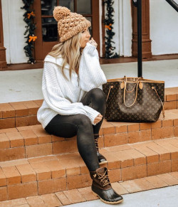 Winter boots and leggings outfits: 