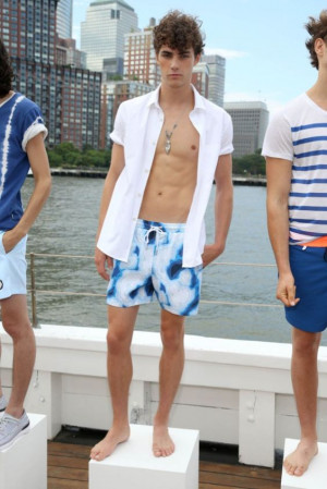 White and blue look inspiration with jeans, shorts, trunks, t-shirt: 