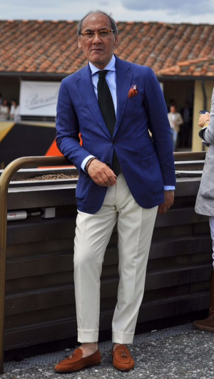 Navy blue blazer for old men: 