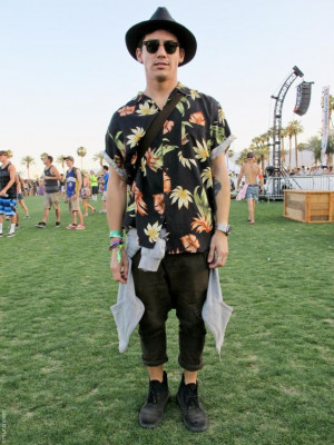 Outfit inspiration looks coachella masculino flag football men, lollapalooza chicago, music festival, t-shirt: 