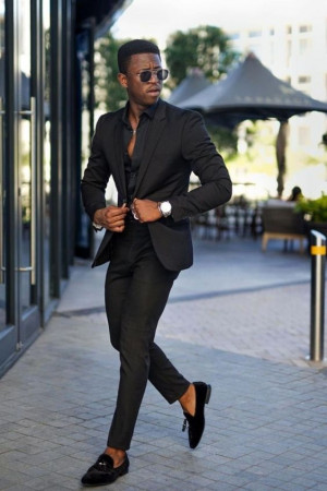 Black suit for men wedding: 