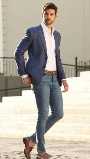 Navy blue blazer combination with jeans: 