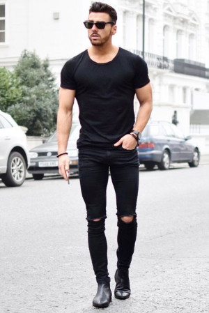 Black t shirt and black pant: 