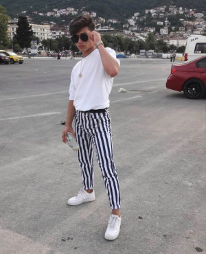 White outfit ideas with casual stripes pant: 